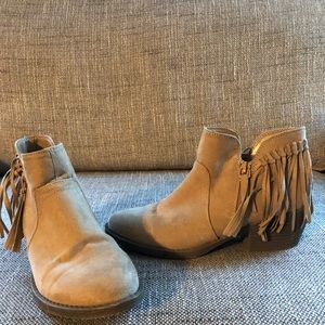 American Eagle booties w/fringe, tan, Sz. 6